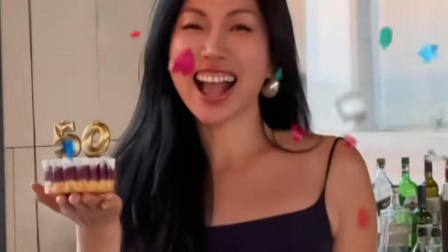 50岁女子晒生日照 状态引网友沸腾