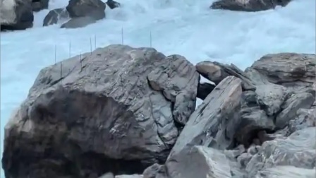 虎跳峡男游客疑因洗杯落水失联