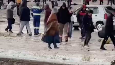 玻利维亚军机坠毁 大量现钞洒落