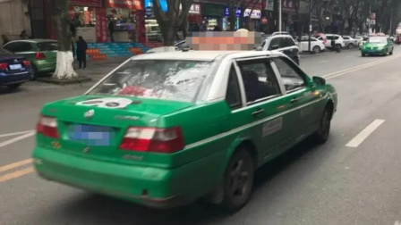 男乘客抢夺方向盘致出租车撞树