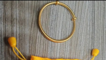 女子感觉金手镯变轻报警 前男友自首