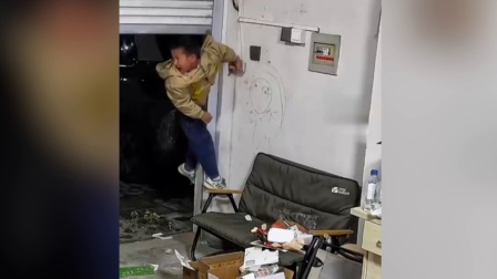 娃被卡到半空 爸爸先掏手机拍照