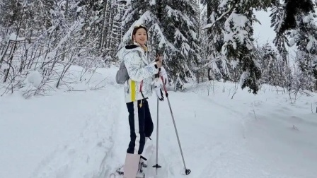 章泽天晒雪山徒步照