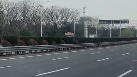 高速上半挂车固定电缆的钢丝绳断了，后车司机超车喊话提醒