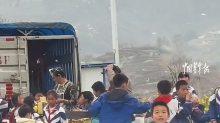 孩子们遇上“棉花糖雨”，网友：像看到了小时候的自己