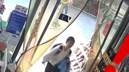 男童被异物卡住喉咙机智冲进路边小卖部求助，店主几十秒化解危机