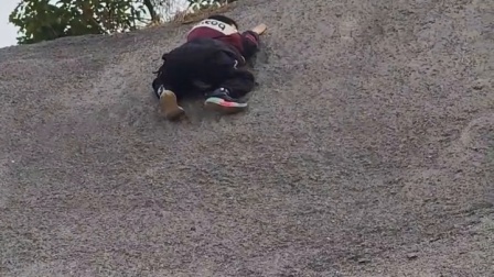 男孩玩耍被困山坡进退两难，同行小孩哥淡定报警求助