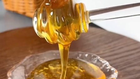 千万别给不到一岁的孩子喂蜂蜜！ 蜂蜜中可能含有肉毒杆菌芽孢