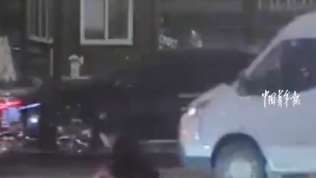 看到阿姨纸箱太重侧翻，女生二话不说下车帮忙