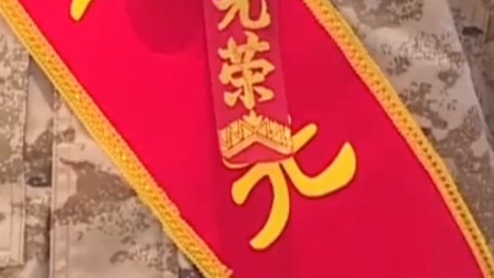 退伍军人与入伍新兵在车站相遇，仿佛看到了当年的自己