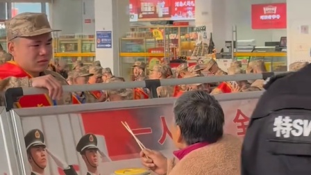 76岁奶奶送孙入伍：手颤巍巍递上水饺，眼里全是牵挂