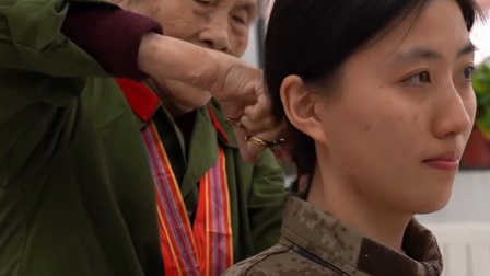 剪去长发褪去柔弱，从此一身戎装守家国！为飒爽女兵点赞