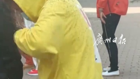 听劝!最近少穿这种衣服出门，专家:别用手拍打，过敏风险大