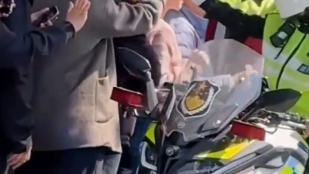 交警铁骑维护秩序让人群后退，结果被误以为要击掌