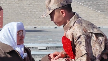 哈萨克族青年参军入伍即将奔赴军营，姥姥：当好兵，保卫祖国