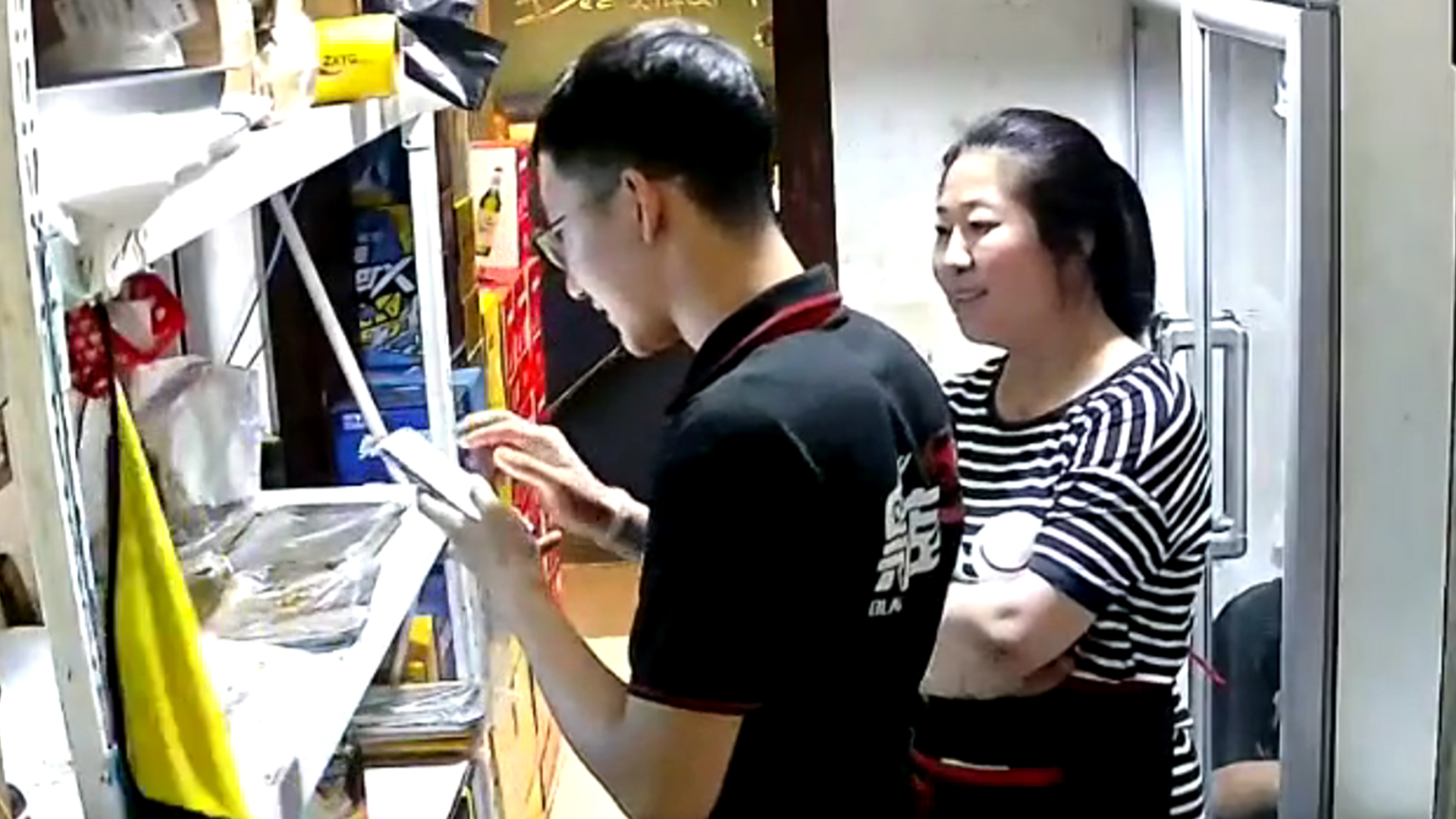 男生高考后在烧烤店兼职，查分543店员围住道喜，老板大气发钱