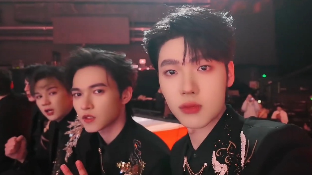 喜悦在《央视网络春晚》后台爆改“喜悦拼好团”