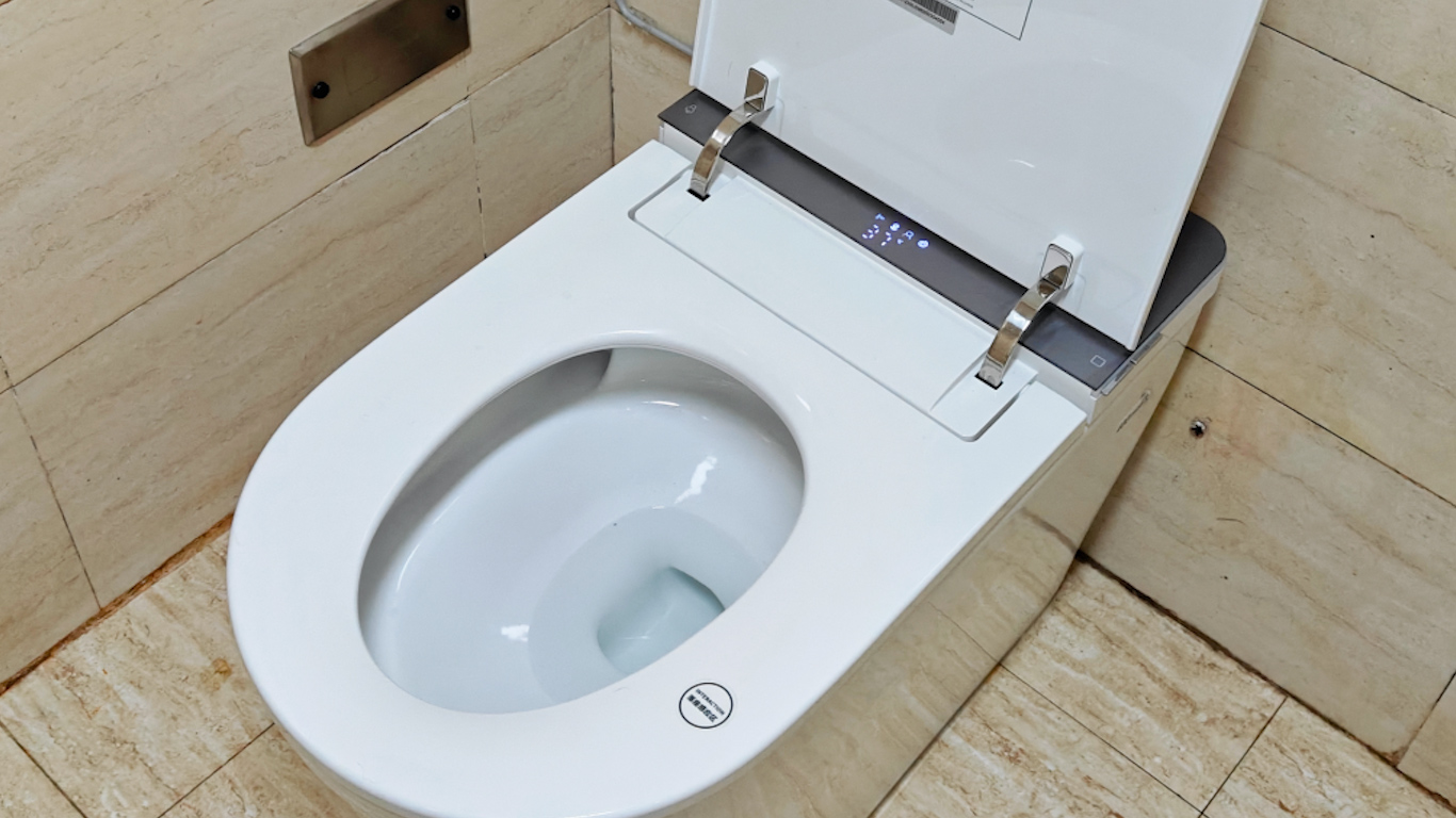 女子离家17天马桶狂冲200吨水