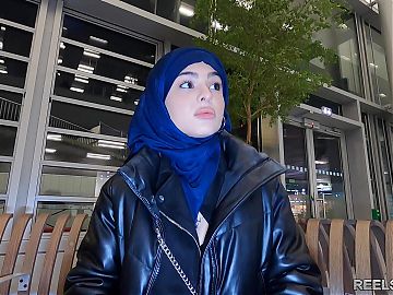 The veiled Iranian NADJA LAPIEDRA gets fucked anal in the toilet and in a corridor to pay for the plane !!!