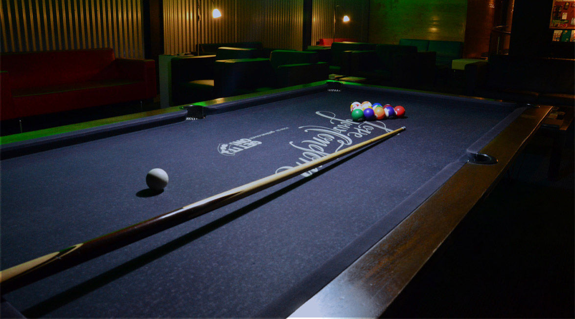 Pool table in a lounge at Menfriends
