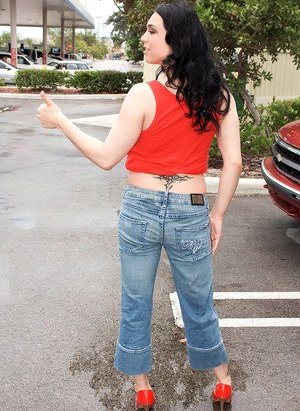 Latina in Sexy Jeans Pics