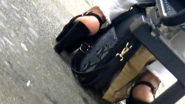 Hot Ebony Feet In Slingback High Heels