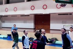 太幸运了！传球打到对手头进球了算谁的？得几分？