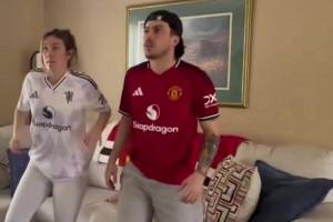 幸福时刻！当舍什科打入制胜球，曼联情侣球迷的反应