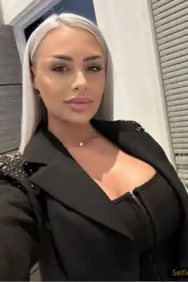 Selfie of a very pretty peroxide blonde